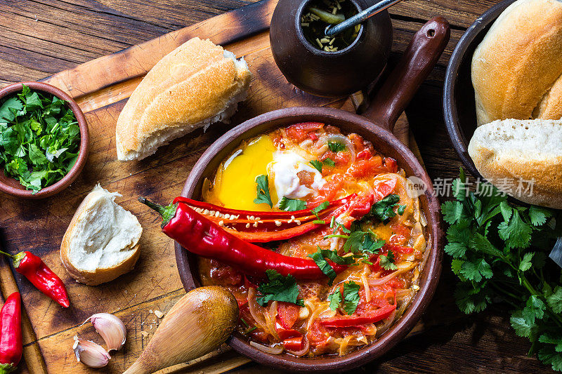 智利的食物。“Picante Caliente”或“辛辣的”，搭配洋葱、番茄、辣椒和鸡蛋